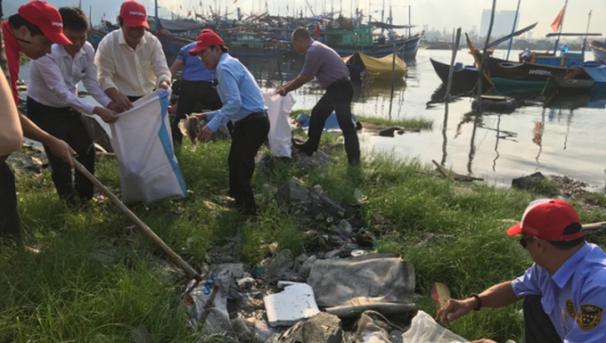Đà Nẵng phát động chiến dịch làm sạch môi trường biển.