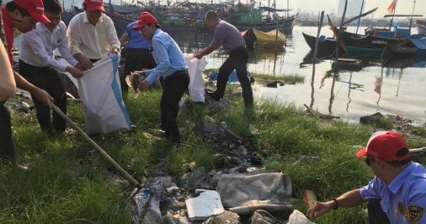 Hơn 2.000 người tham gia làm sạch môi trường biển Đà Nẵng
