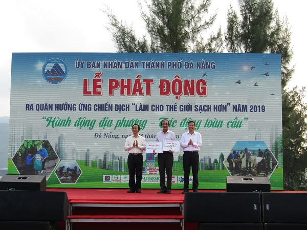 Chiến dịch “Làm cho thế giới sạch hơn” diễn ra sáng 28/9 tại bãi biển Sơn Trà, Đà Nẵng.