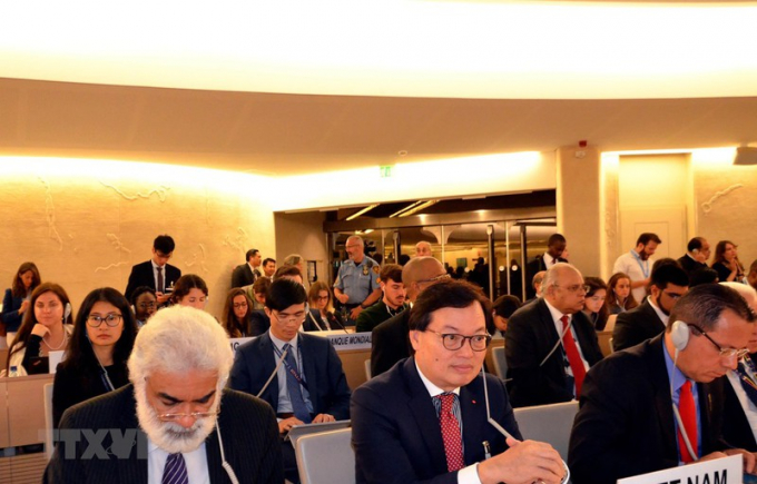 Đại sứ Dương Chí Dũng (giữa) dẫn đầu đoàn Việt Nam tham dự Khóa họp thứ 42 Hội đồng Nhân quyền Liên hợp quốc tại Geneva. Ảnh: TTXVN