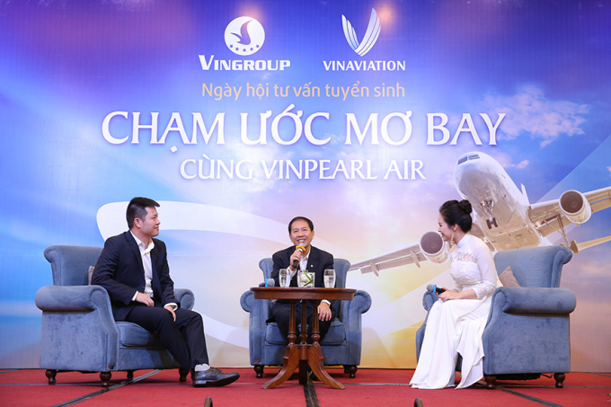 Tổng Giám đốc Vinpearl Air Phan Xuân Đức (giữa) chia sẻ tại hội thảo.