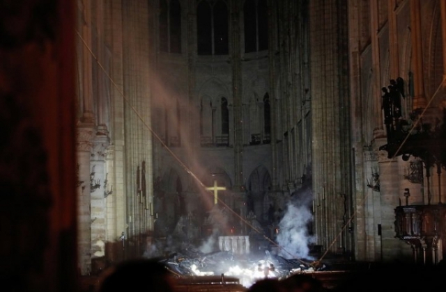 Cây thánh giá vẫn đứng vững và bừng sáng sau vụ cháy Nhà thờ Đức Bà Paris