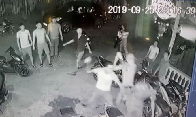 Hình ảnh nhóm côn đồ tấn công công an được camera an ninh ghi lại - Ảnh: Công an tỉnh Kon Tum.