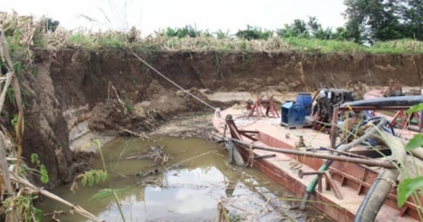 Đắk Nông: Bắt quả tang 4 tàu hút cát trái phép trên sông