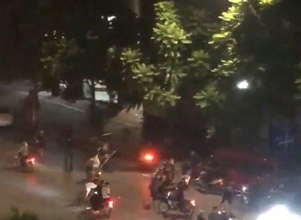 Hà Nội: Nhóm thanh niên đuổi chém nhau trên phố, khiến người đi đường "kinh hồn, bạt vía"