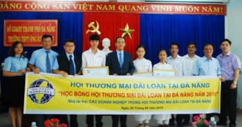 Trao học bổng cho học sinh nghèo vượt khó học giỏi tại Đà Nẵng