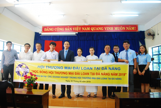 Các em học sinh học cuối cấp tại trường THPT Phan Thành Tài nhận nguồn động viên vô giá.