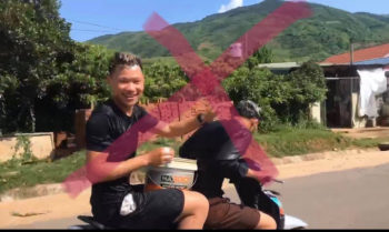 Xử phạt 2 thanh niên Sơn La vừa đi xe máy vừa gội đầu cho nhau