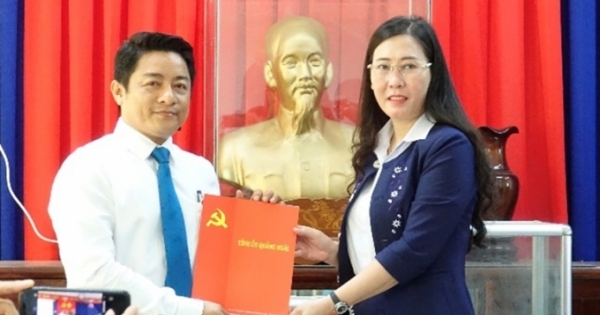 Chánh Văn phòng UBND tỉnh Quảng Ngãi làm Bí thư huyện Mộ Đức