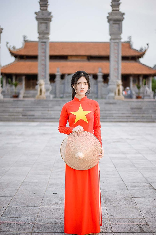 Nguyễn Linh Anh (sinh năm 2003, quê Bắc Giang) từng được biết đến với hình ảnh nữ sinh “đượm nét thơ ngây” trong bộ đồng phục giản dị.