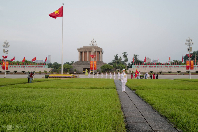 Ngày nay, quảng trường Ba Đình là quảng trường lớn nhất Việt Nam (dài 320 m và rộng 100 m), nằm trên đường Hùng Vương, trước Lăng Chủ tịch Hồ Chí Minh.