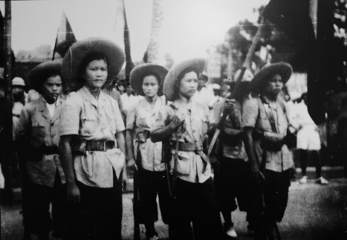 Nữ du kích, tự vệ giải phóng quân ở chiến khu về Hà Nội dự lễ độc lập, ngày 2/9/1945.