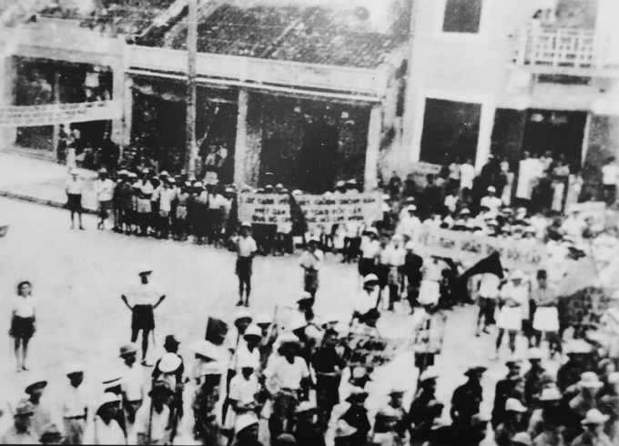 Vệ Quốc đoàn và nhân dân thị xã Quảng Ngãi mít tinh, nghe Chủ tịch Hồ Chí Minh đọc Tuyên ngôn độc lập qua máy phóng thanh ngày 2/9/1945.