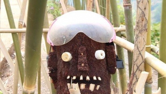 Tượng thần dựng ở thôn Măng Rương được trang bị mũ bảo hiểm trên đầu.