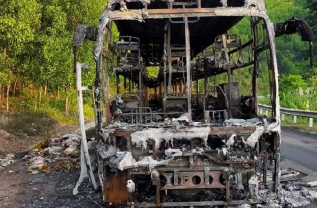 Đắk Lắk: Xe khách chở 40 người bất ngờ bốc cháy trơ khung