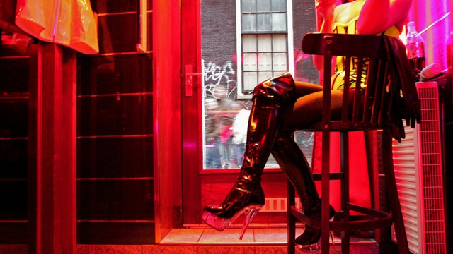 Một gái mại dâm tại phố đèn đỏ ở Amsterdam, Hà Lan (Ảnh: AFP)