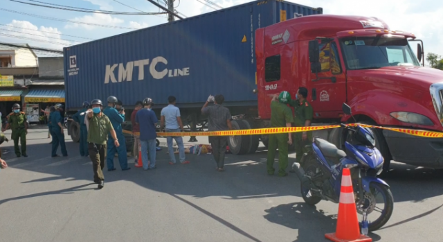 Bình Dương: 2 cô gái tử vong sau va chạm với container