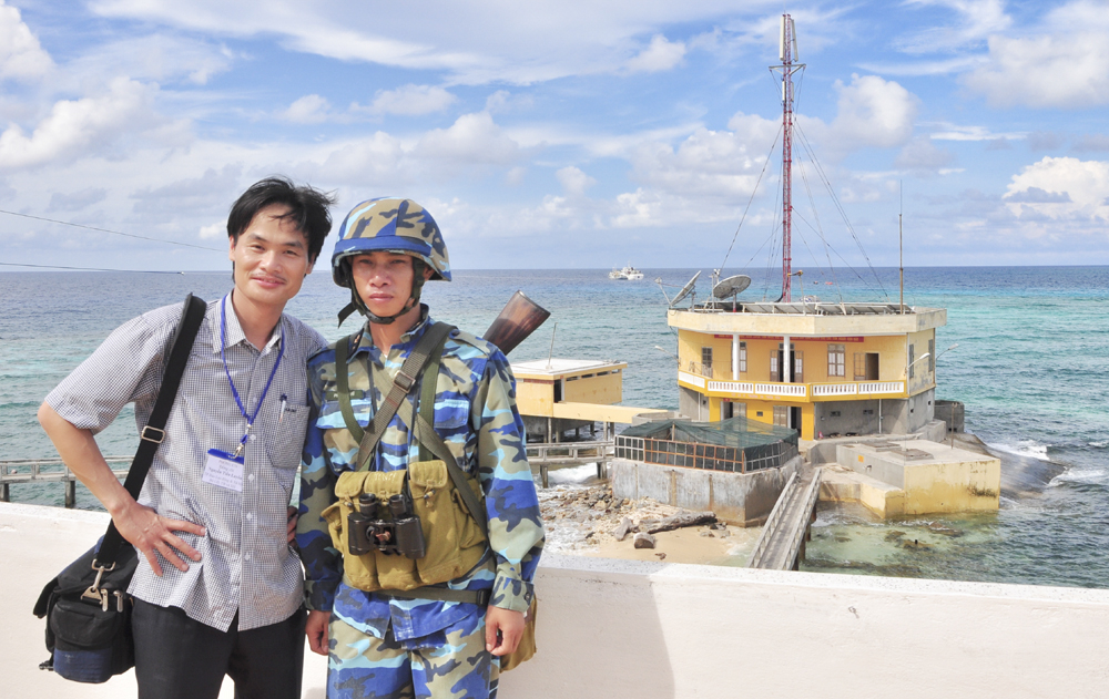 Nhà báo Tiến Luyến chụp ảnh với lính trẻ trên đảo Đá Tây A.