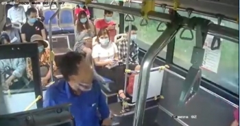 [Clip]: Phẫn nộ với hành động nhổ nước bọt vào nhân viên xe buýt vì bị nhắc đeo khẩu trang