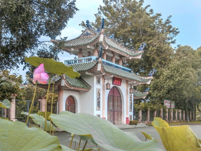 Hồ Tịnh Quang ngát hương sen trước cửa Văn Miếu.