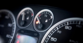 Thói quen chạy gần hết xăng mới đổ thêm gây hại cho xe thế nào?
