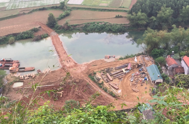 Doanh nghiệp làm đường cắt ngang dòng sông: Huyện Hữu Lũng yêu cầu phá dỡ, tỉnh Lạng Sơn cho tồn tại