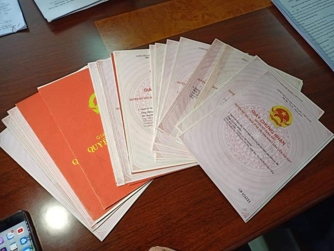 Công an TP Đà Nẵng bàn giao lại 19 sổ đỏ cho VPĐKĐĐ quận Sơn Trà. (Ảnh: CTTĐN) 