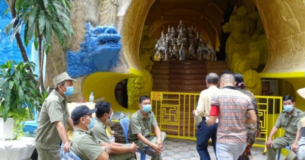 Người dân vui sướng vì tìm được tro cốt người nhà ở chùa Kỳ Quang 2