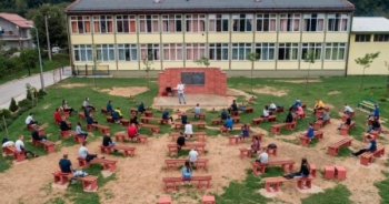 Giáo viên Bosnia xây lớp học ngoài trời để bảo vệ trẻ em khỏi Covid-19