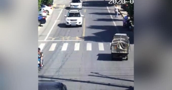 [Clip]: Đang di chuyển trên đường, ô tô bất ngờ phát nổ