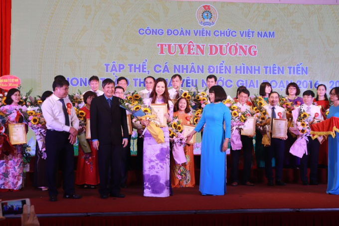 Phó Chủ tịch thường trực Công đoàn viên chức Việt Nam Nguyễn Giang Tuệ Minh trao phần thưởng cho đại diện lãnh đạoCông đoàn Báo PLVN