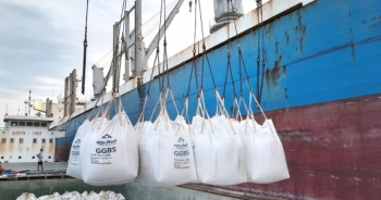 Lần đầu tiên Việt Nam xuất khẩu xỉ hạt lò cao nghiền mịn