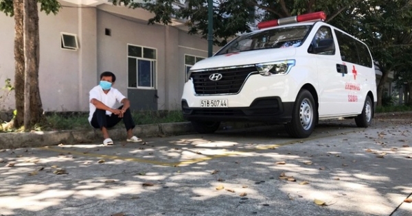 Ông Đoàn Ngọc Hải ngồi chờ tại Bệnh viện Ung Bướu Đà Nẵng để chở bệnh nhân nghèo về quê