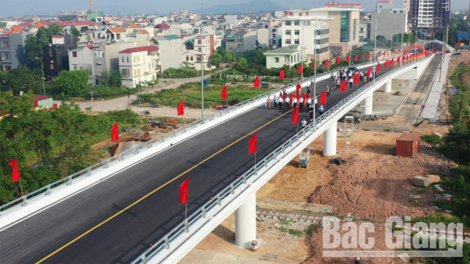 Cầu vượt đường Xương Giang nối đường Nguyễn Thị Minh Khai với đường Trần Quang Khải nhìn từ trên cao vừa được khánh thành mới đây.