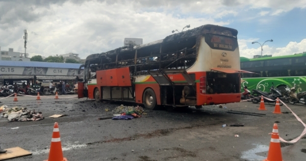 TP HCM: Xe khách đậu trong bến xe miền Đông bốc cháy dữ dội