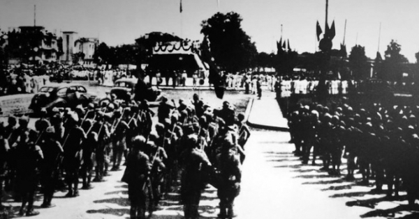 Hai cô gái kéo cờ tại Ba Đình ngày 2/9/1945