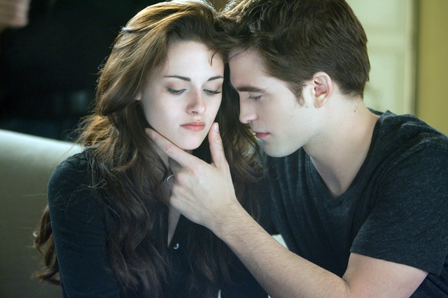 Robert Pattinson vào vai chàng ma cà rồng Edward Cullen đóng cặp với nữ diễn viên Kristen Stewart trong loạt phim Twilight. Vai diễn này đã giúp anh trở thành diễn viên nổi tiếng toàn cầu.