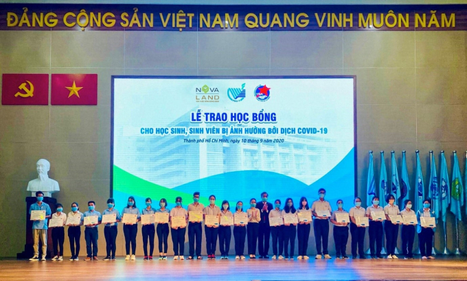 Đại diện Tập đoàn Novaland và đại diện ĐHQG-HCM trao học bổng cho học sinh, sinh viên bị ảnh hưởng bởi dịch Covid-19.