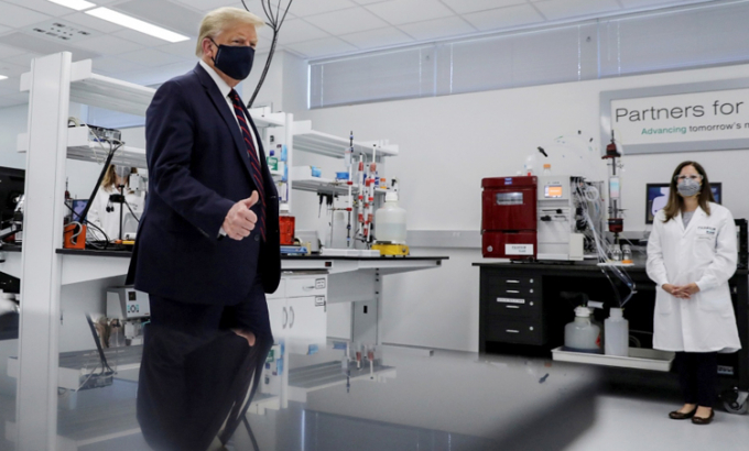 Tổng thống Mỹ Donald Trump thăm quan nơi nghiên cứu vaccine COVID-19. Ảnh: Reuters