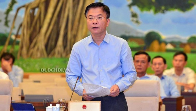 Bộ trưởng Bộ tư pháp Lê Thành Long trình bày báo cáo tại phiên họp.