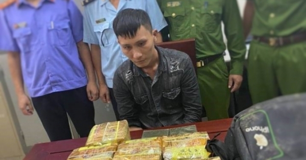 Bị vây bắt “người vận chuyển” vứt cả ba lô chứa đầy ma túy tháo chạy trong đêm