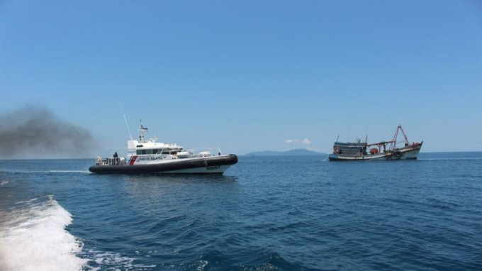Tàu công vụ Malaysia (trái) và tàu cá Việt Nam. Ảnh: MMEA/VOV