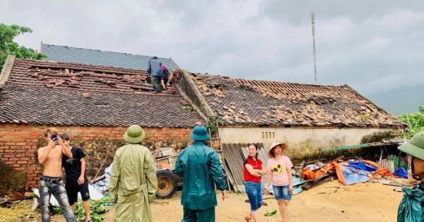 Lốc xoáy kinh hoàng cuốn bay hàng chục mái nhà của người dân