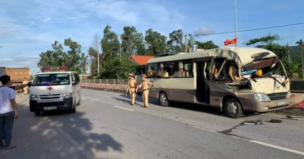 Quảng Ninh: Tai nạn nghiêm trọng giữa xe khách và xe tải, 2 người bị thương nặng