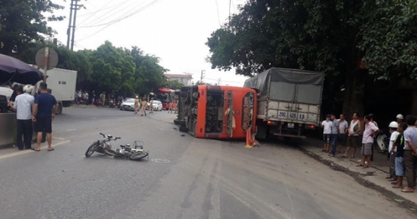 Ninh Bình:  Va chạm giữa xe khách và xe đạp điện, 7 người thương vong