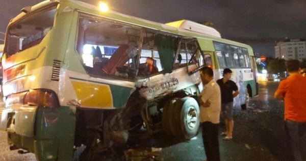Long An: Xe tải tông xe buýt khiến 20 người chấn thương nặng