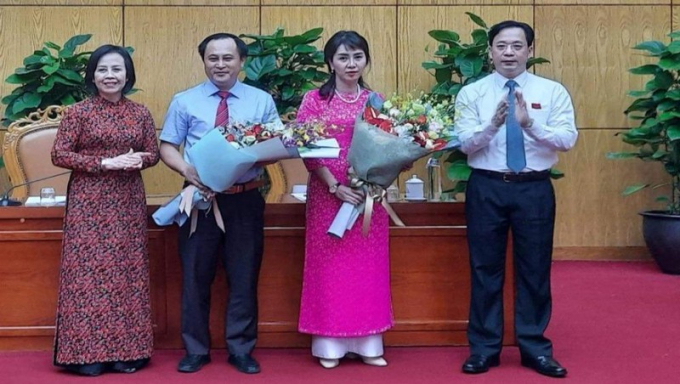 Hai tân Phó chủ tịch UBND tỉnh Lạng Sơn, bà Đoàn Thu Hà và ông Lương Trọng Quỳnh (người nhận hoa).