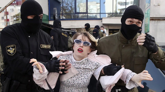 Một phụ nữ bị bắt trong cuộc biểu tình ngày 19/9 (Ảnh: TASS)