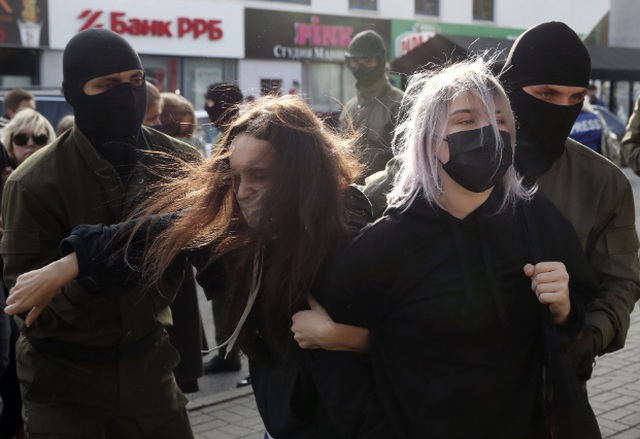 Cảnh sát bắt giữ 2 phụ nữ trong cuộc biểu tình ở Minsk ngày 19/9 (Ảnh: Tass)