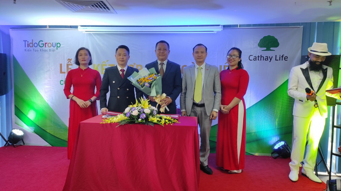 Ông Trần Anh Tuấn – Phó chủ tịch HĐQT Công ty Tido Group (đứng thứ 4 từ trái sang phải) đại diện công ty tặng hoa đối tác tại buổi lễ.